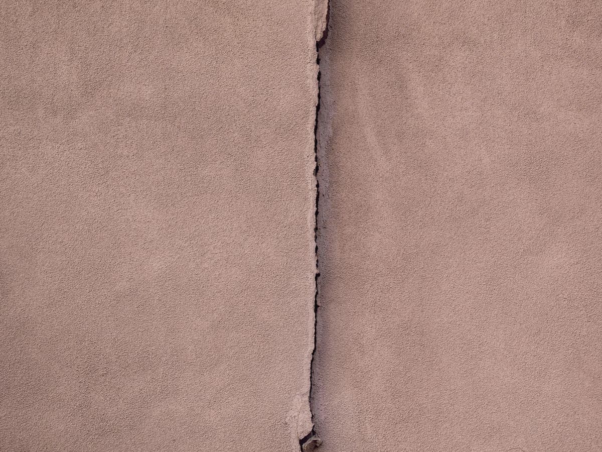 Fissure verticale sur un enduit de façade